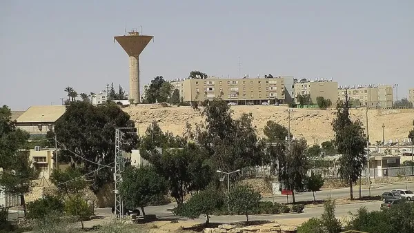 מבט אווירי על מצפה רמון והמדבר סביבו לקראת הרחבת היישוב ובניית שכונות חדשות