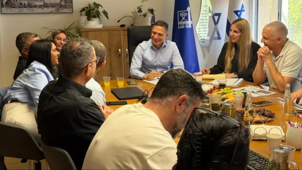 ישיבת ועדת ההיגוי של פרויקט וינגייט דרום בבאר שבע עם נציגי העירייה, משרד הספורט ומכון וינגייט.