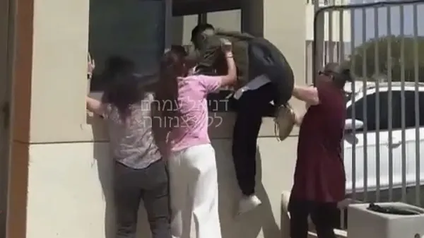 שער כניסה לבית ספר אזורי בדרום לאחר אירוע אלימות שבו תלמיד תקף שומר מבוגר.