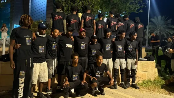 מאות בני נוער בעצרת זיכרון בבאר שבע עם נרות נשמה ושלטים נגד אלימות.