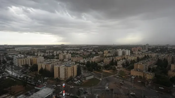 עננים כבדים וגשם מעל נוף בישראל בזמן מערכת מזג אוויר חורפית חריגה בחודש מאי.