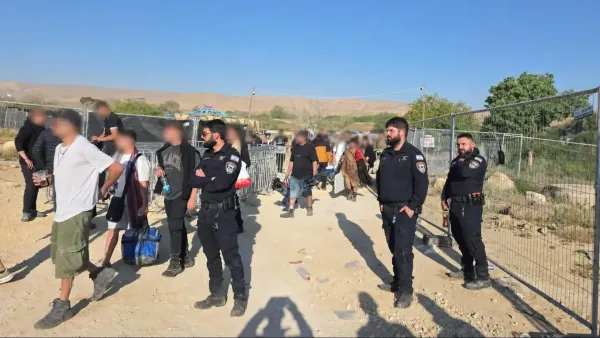 שוטרי משטרת ישראל מפזרים מסיבת טבע גדולה באזור אגם ירוחם בשעות הלילה עם קהל רב במקום