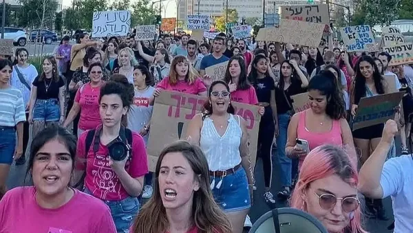 פעילות חברתיות תולות שלטי מחאה והנצחה ברחובות באר שבע לזכר מירב אדרי וענונו ז''ל וקוראות למאבק באלימות נגד נשים