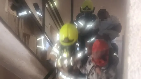 לוחמי כבאות והצלה לישראל פועלים בשריפת דירה בבניין מגורים בבאר שבע עם עשן כבד מהקומה הראשונה
