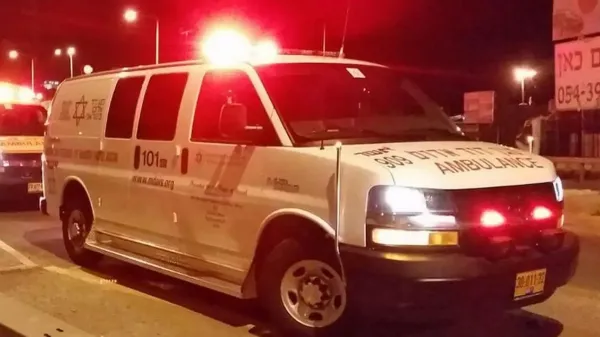אמבולנס מד"א בזירת אירוע אלימות בבאר שבע לאחר דקירת צעיר ופינויו לבית החולים