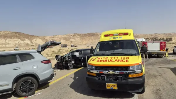 כוחות הצלה ומשטרה בזירת תאונת דרכים קטלנית בכביש 90 בדרום.