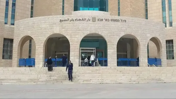ניידת משטרה סמוך לזירת ירי וחקירה לילית בדרום ישראל.