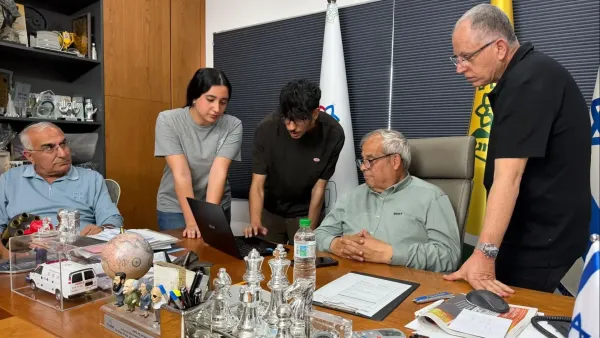 בני נוער מדימונה מציגים פרויקטי בינה מלאכותית במפגש עם ראש העיר.