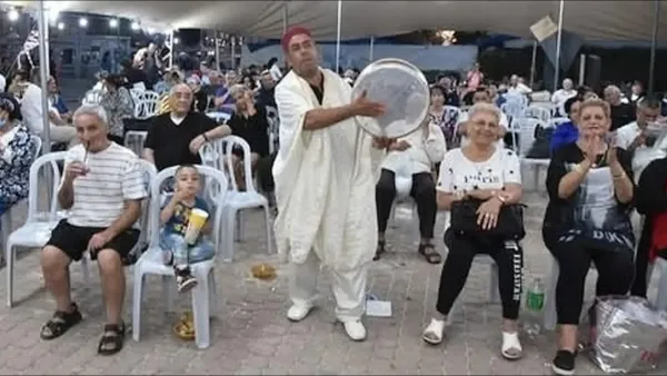 מתפללים בקבר הרב חיים חורי בבית העלמין הישן בבאר שבע במהלך ההילולה השנתית.