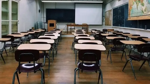 שער בית ספר תיכון בבאר שבע בזמן מחאת הורים ועיכוב פתיחת הלימודים.