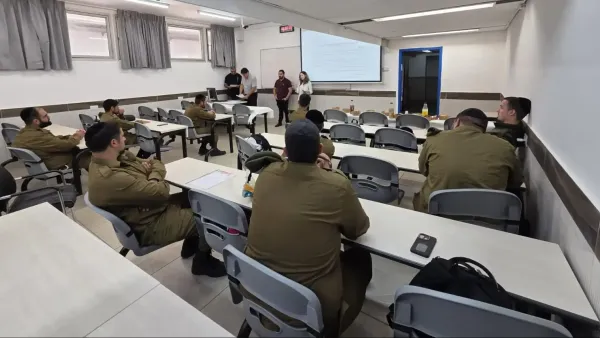 כיתת לימוד במכללה הטכנולוגית בבאר שבע עם חיילים במסגרת פרויקט יואב.