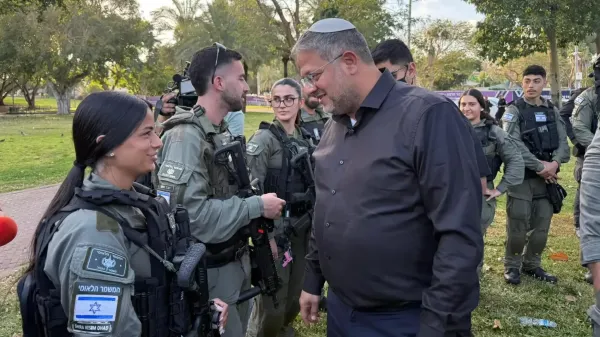 ניידת משטרה בפעילות אכיפה בדרום על רקע שכונת מגורים בשעות הערב