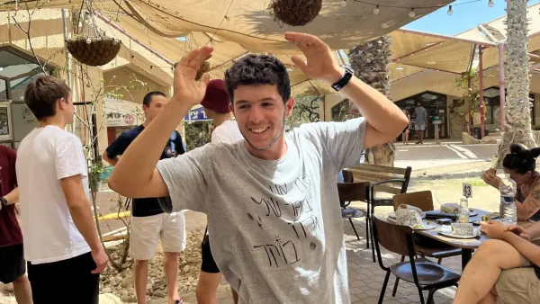מטיילים צועדים בשביל עופר במצוק הצינים ברמת הנגב מול נופי המדבר.