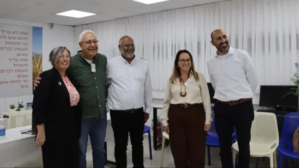 בכירי משרד החינוך מסיירים בכיתות אמית טכנולוגי בבאר שבע עם תלמידים.