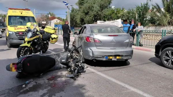 כוחות מד''א בזירת תאונת אופנוע ורכב בשדרות ירושלים בנתיבות.