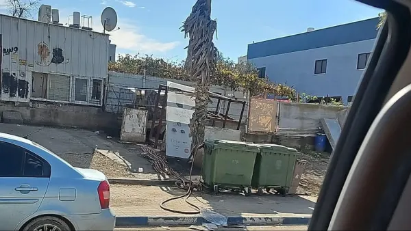 תחנת דלק מאולתרת בשכונת מגורים בתל שבע שנסגרה על ידי המשטרה.