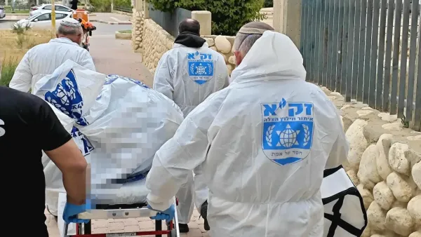 כוחות זק"א ומשטרה בזירת אירוע בדימונה לאחר איתור אישה ללא רוח חיים בדירה.