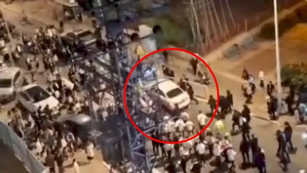 רכב בזירת הדריסה במהלך תהלוכת ל''ג בעומר בשכונת נווה זאב בבאר שבע.