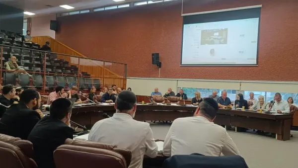 ראש עיריית באר שבע רוביק דנילוביץ' במהלך ישיבת מועצת העיר בנושא הטבות המס.