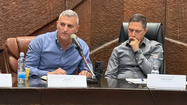 ראש מועצת עומר ארז בדש נואם בכנס אזורי בנושא עתיד מטרופולין באר שבע.