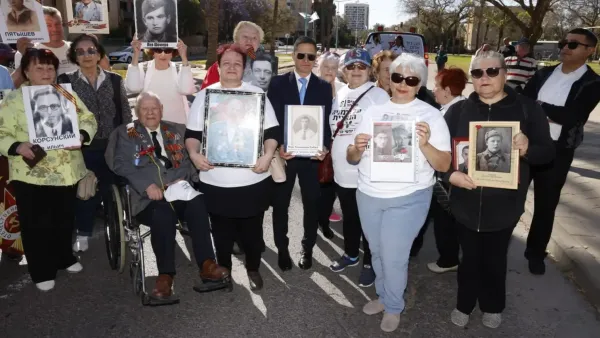 ווטרנים ובני נוער בצעדה חגיגית בפארק הניצחון בבאר שבע לציון 81 שנה לניצחון על גרמניה הנאצית.