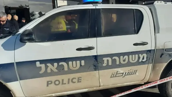ניידת משטרה ואמבולנס בזירת אירוע אלימות לילי ברחוב עירוני בבאר שבע