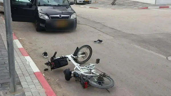 זירת תאונה באופקים שבה נפגע רוכב אופניים חשמליים מרכב בדרך הטייסים.