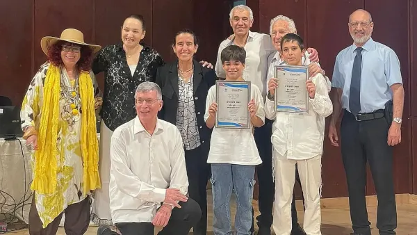 זוכי חידון התנ״ך העירוני בבאר שבע יחד עם הנהלת העיר ואנשי חינוך בטקס הגמר.
