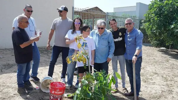 טקס הפרידה של קהילת קיבוץ כיסופים מהיישוב עומר לקראת החזרה הביתה לנגב המערבי.