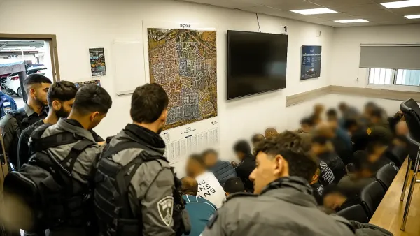 לוחמי מג"ב ושוטרי מחוז דרום במהלך פעילות לאיתור שוהים בלתי חוקיים ברהט.