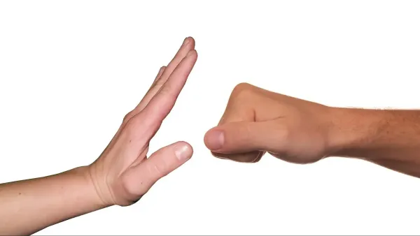 אוטובוס תלמידים מחוץ לבית ספר בבאר שבע על רקע מחאת הסתדרות המורים בעקבות אירוע אלימות.