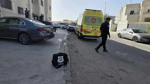 כוחות הצלה ומשטרה בזירת האירוע ברחוב אלקיסום ברהט לאחר נפילת ילד מגובה רב.