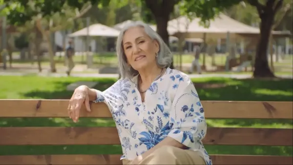 סניף של המוסד לביטוח לאומי בישראל לצד אזרחים ותיקים המקבלים שירות.