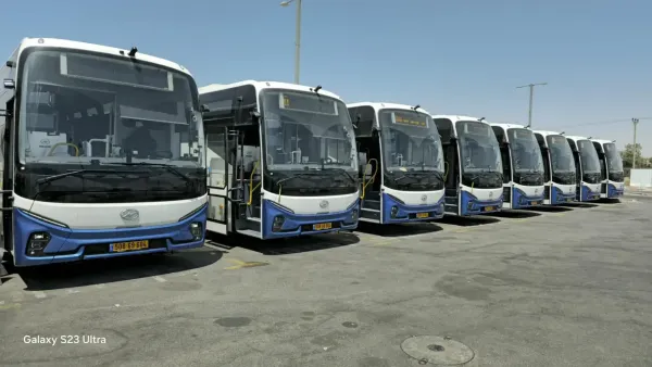 אוטובוס חדש של דן בדרום פועל ברחובות באר שבע עם מערכות טכנולוגיות מתקדמות.