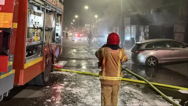 לוחמי אש פועלים בזירת שריפה בבית עסק באזור התעשייה בנתיבות.