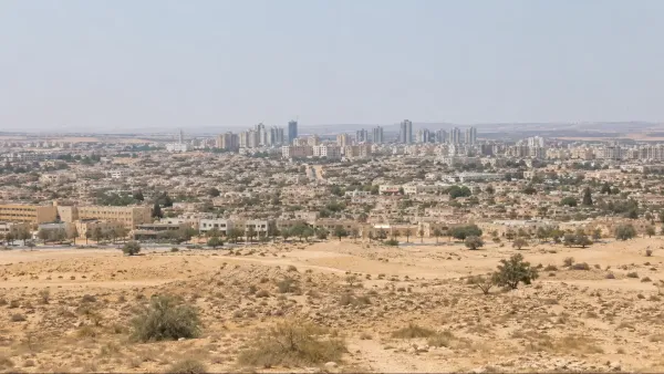 אנשים מתמודדים עם מזג אוויר שרבי וחם ברחובות ישראל.