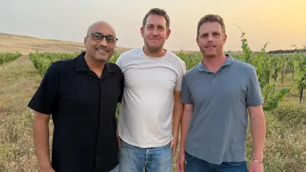 הדמיה או צילום של פעילות חקלאית טיפולית בחוות רימון עבור שיקום קהילות הנגב המערבי לאחר אירועי 7 באוקטובר.