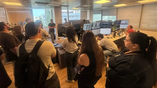 סטודנטים מהפקולטה לניהול באוניברסיטת בן גוריון במהלך ביקור מקצועי בבית ההשקעות מגדל שוקי הון בתל אביב