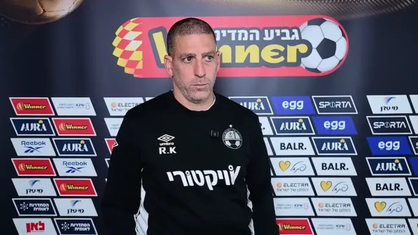 רן קוז׳וך חוגג עם שחקני הפועל באר שבע אחרי הזכייה באליפות המדינה