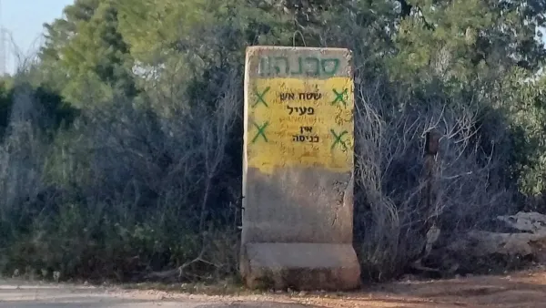 מטיילים נוסעים בציר 10 בדרום הארץ סמוך לגבול מצרים במהלך פתיחת שטחי האש בחג השבועות
