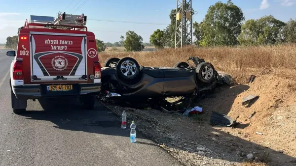 לוחמי אש וכוחות הצלה בזירת תאונת דרכים בין משאית עם חומר מסוכן לרכב פרטי בכביש 25 בין גילת לברוש