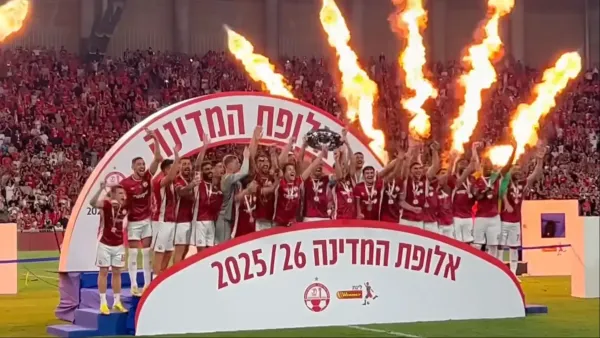 מיגל ויטור ושחקני הפועל באר שבע מניפים את צלחת האליפות באצטדיון טוטו טרנר למרות ההפסד למכבי חיפה