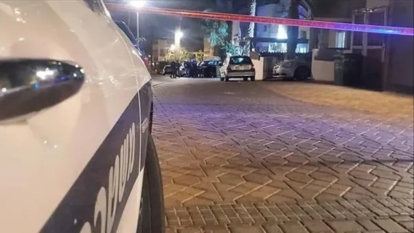ניידות משטרה בזירת דקירה בחוף הים באילת לאחר מעצר החשודים