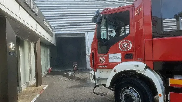 כוחות כבאות והצלה מחוץ למבנה ישיבה בשדרות לאחר הוצאת צו סגירה בשל ליקויי בטיחות באש