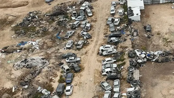 מתחם פסולת ומגרטת רכבים בלתי חוקית סמוך למסילת הרכבת בנגב