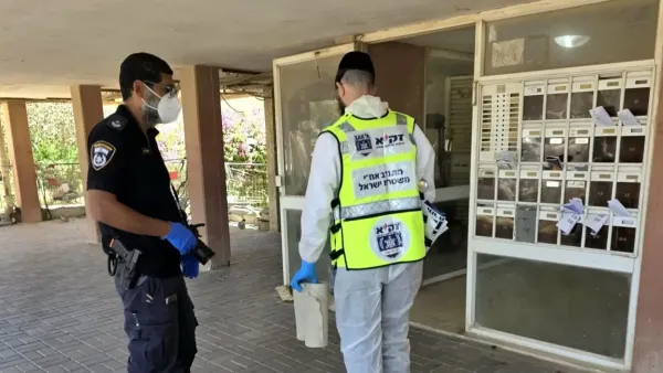 כוחות זק"א בזירת איתור גבר ללא רוח חיים בערד לאחר מספר ימים בביתו