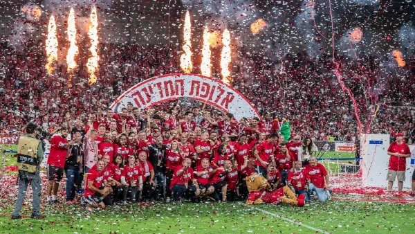 אוהדי הפועל באר שבע בדרכם לגמר גביע המדינה באצטדיון טדי בירושלים