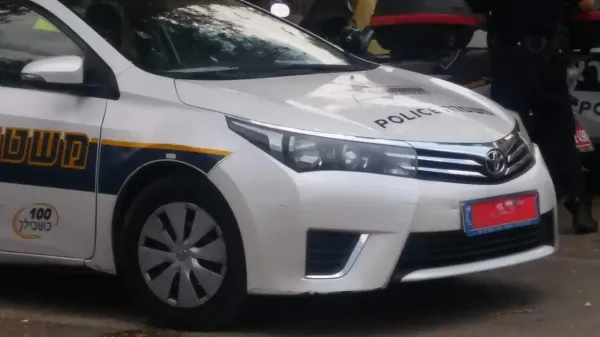 אילוסטרציה של שוטרת תנועה לצד דוחות תנועה ומסמכים רשמיים בבדיקת מח"ש
