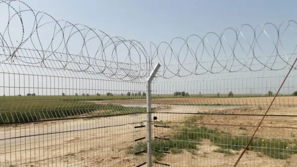 שער ביטחון ביישוב בדרום לצד רכב ביטחון, על רקע המאבק נגד קיצוץ תקציבי הביטחון ביישובים המאויימים.