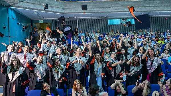 בוגרי המחזור האחרון של התוכנית הבינלאומית לרפואה MSIH באוניברסיטת בן-גוריון בטקס קבלת התואר.